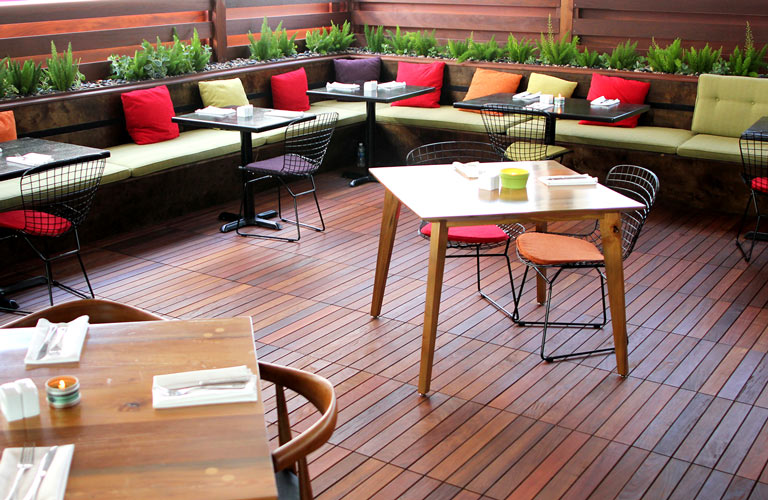 Restaurant avec terrasse en dalles d’ipé