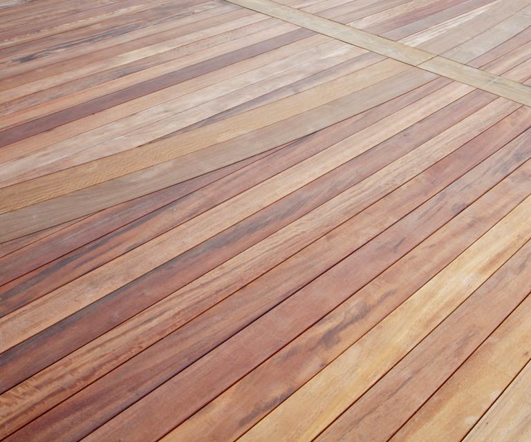 Uniforme openingen tussen planken met de DeckWise® onzichtbare terrasbevestiging