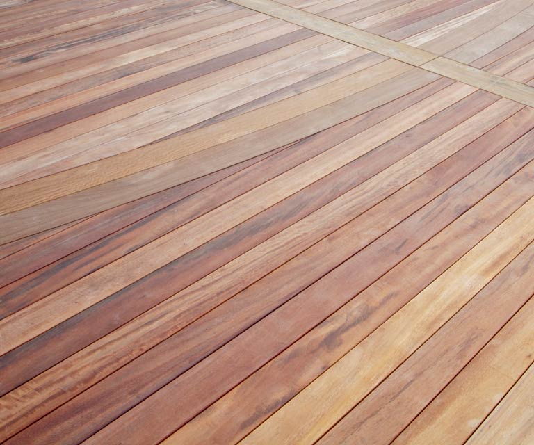 Gleichmäßige Abstände mit dem DeckWise® verdeckten Terrassendielenbefestiger