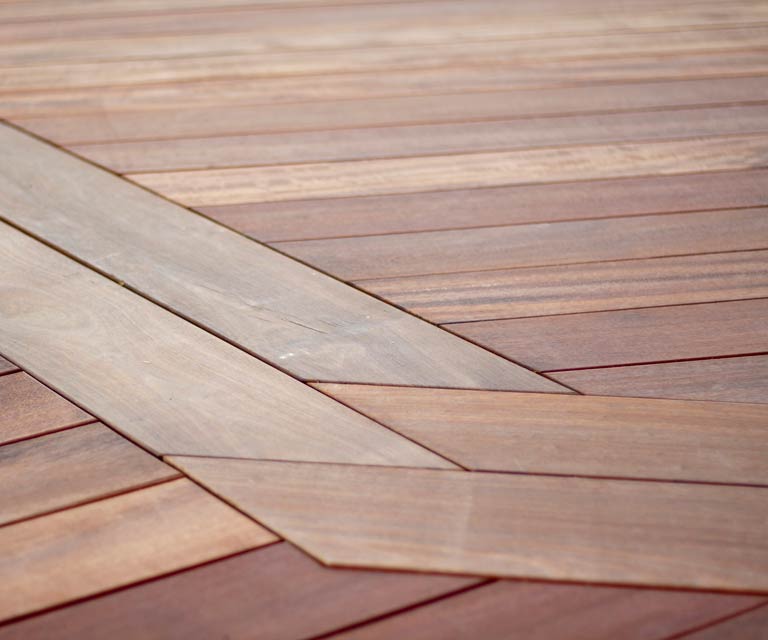 Une surface lisse et luxueuse en bois dur avec le système de fixation invisible DeckWise®
