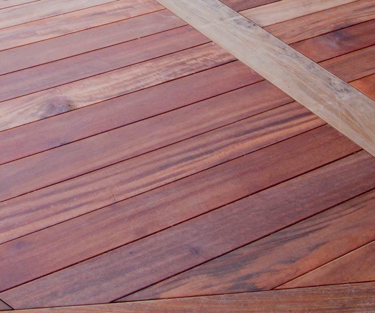 Terrasse en bois dur exotique (ipé) construite à l’aide de systèmes de fixations invisibles DeckWise®