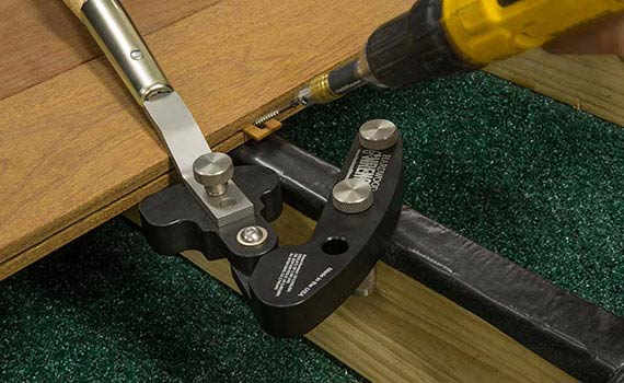 Terrasplank rechtbuigen met de Hardwood Wrench™