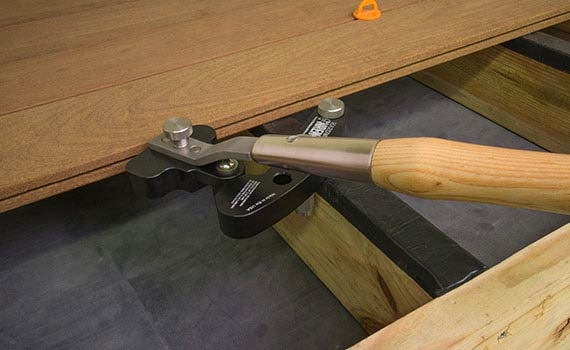 Terrasplank rechtbuigen met de Hardwood Wrench™