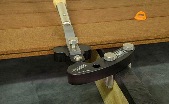 Cómo enderezar tablones de terraza con Hardwood Wrench™